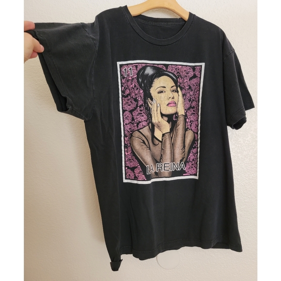 VNT unisex Selena quintanilla graphic shirt no size tag but fits like xl - Picture 3 of 4